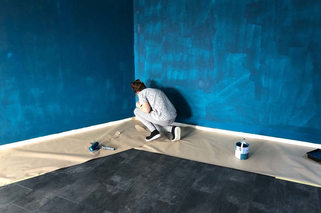 Person painting the walls without having furniture around